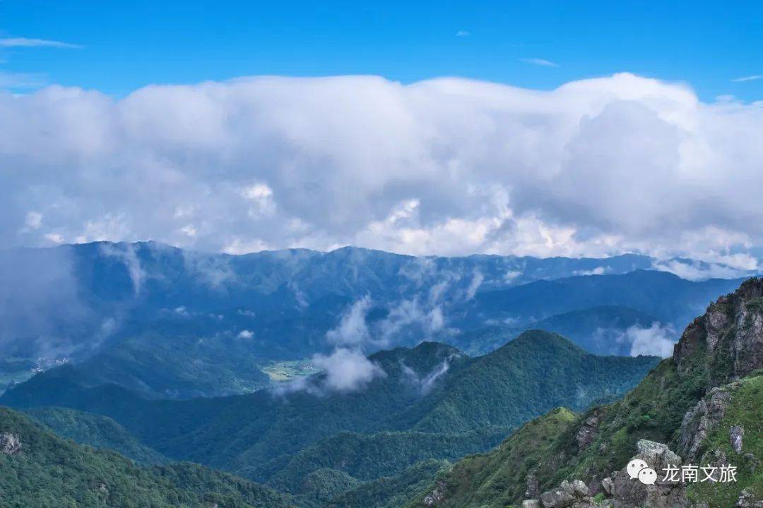 九連山 劉振華 | 攝天空很藍 雲朵很白風吹草動 盛夏美好▲ 玉石