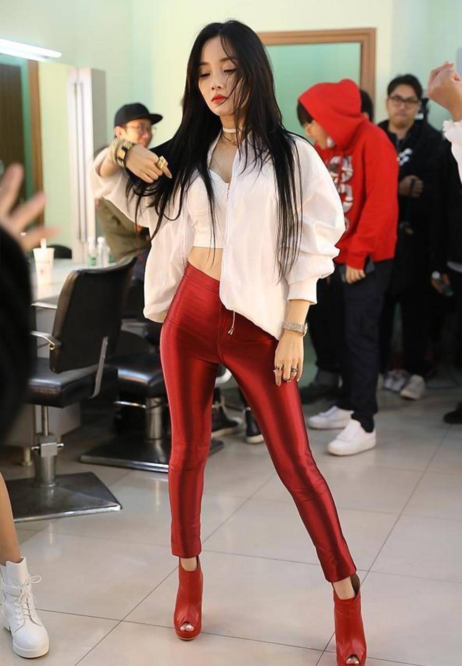 在白色休闲外套的下面,李小璐选择搭配了这款红色皮裤,红色颜色鲜艳