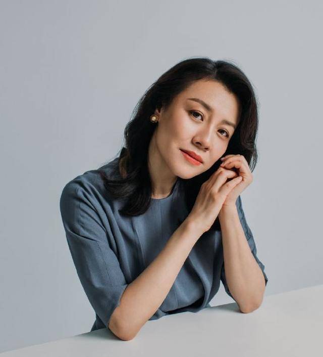 46岁刘琳好时尚白色t恤配驼色格纹吊带连衣裙清爽优雅显年轻