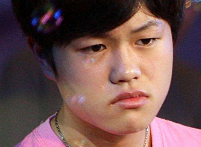 81岁李双江寺庙烧香,担心见不到儿子,小霸王李天一还有3年出狱