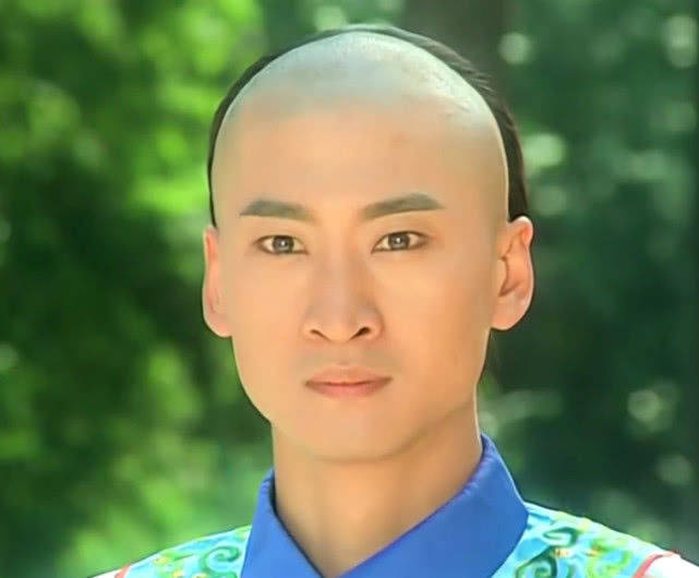 开始乾隆对她还是尊重有加的,所以她的身边也有像赛威赛广这样的高手