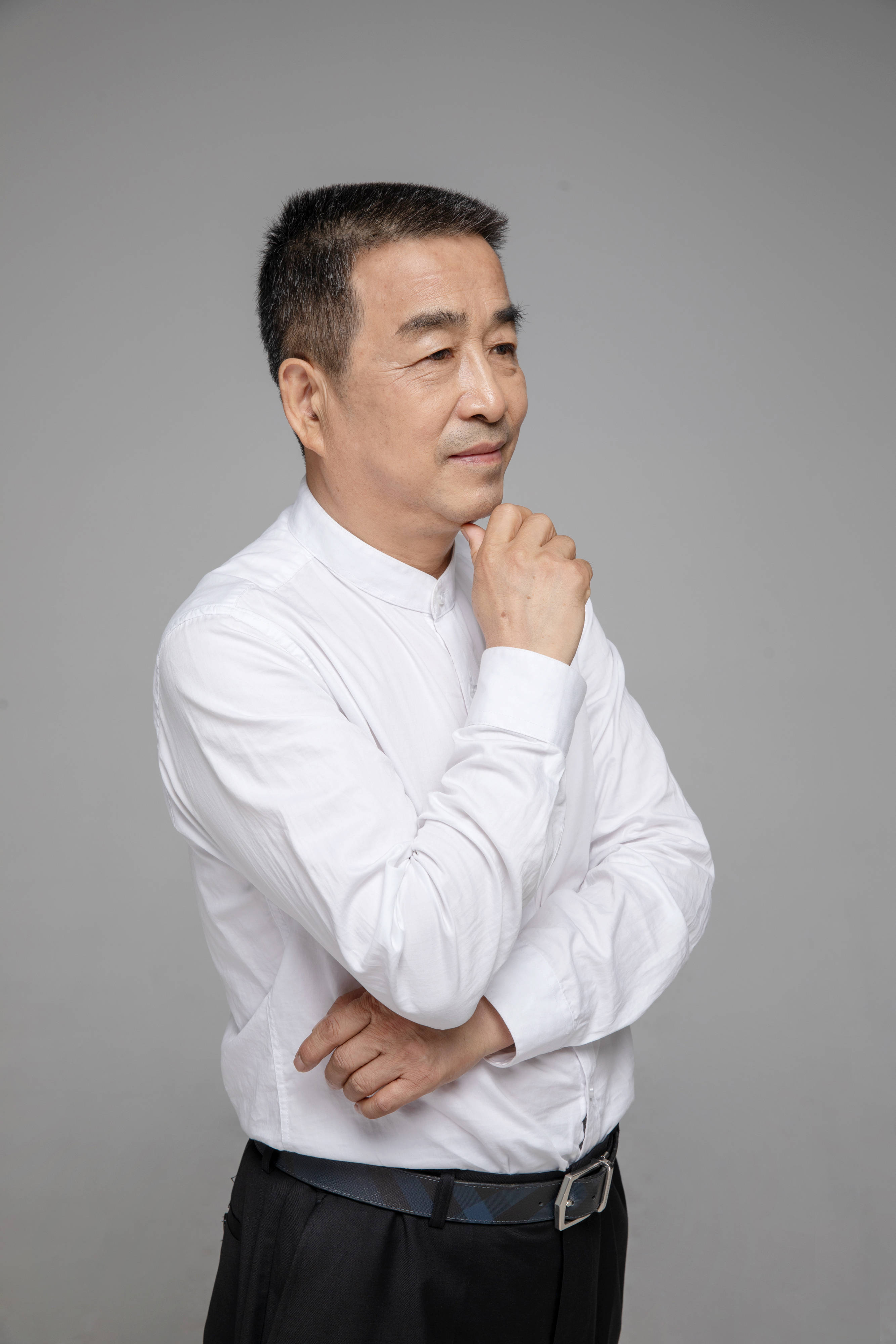 朱振华挥毫泼墨抒情怀我为党旗添光彩