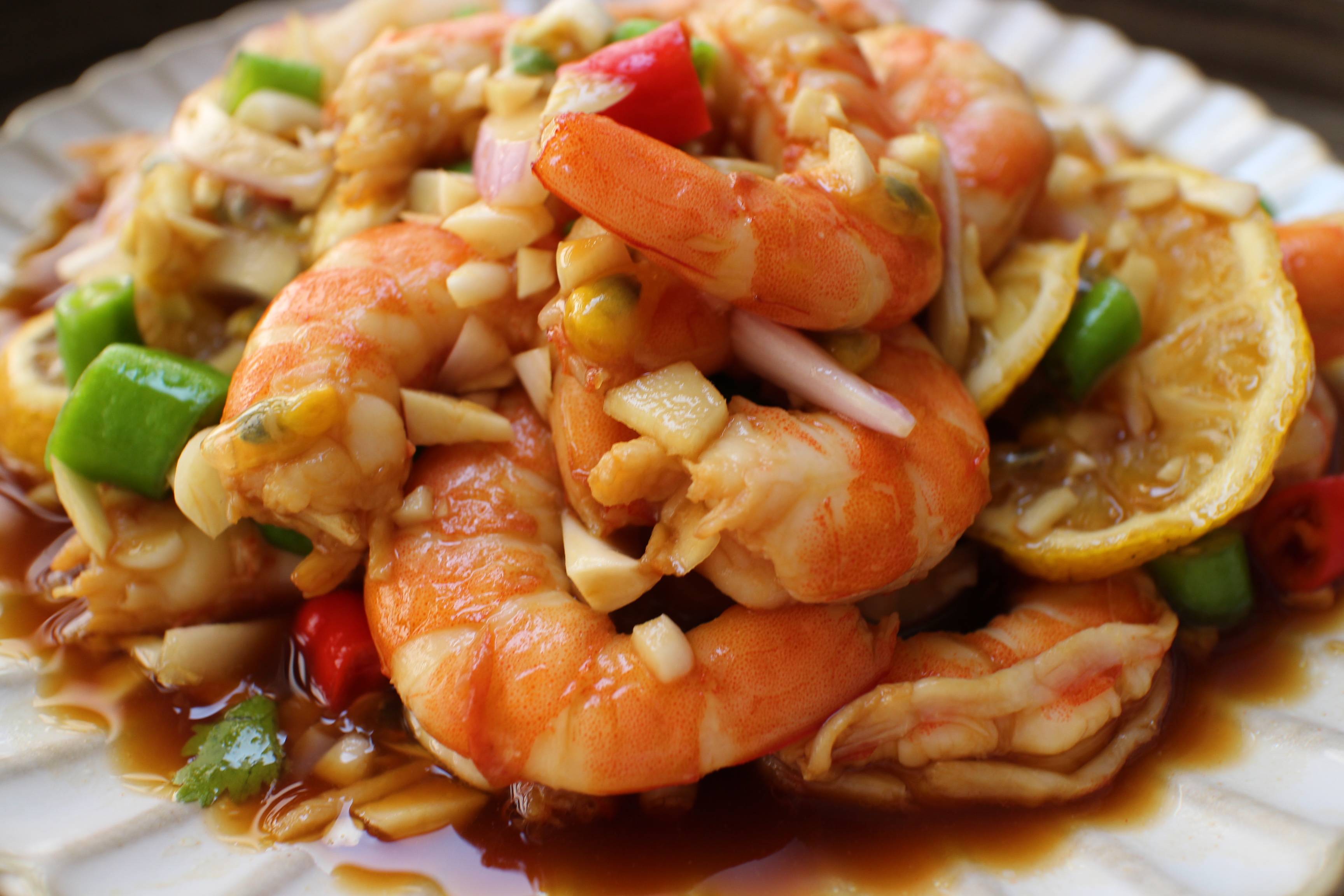 别再做白灼虾了,试试这道柠檬虾,酸爽弹牙还开胃,连汤汁都不剩