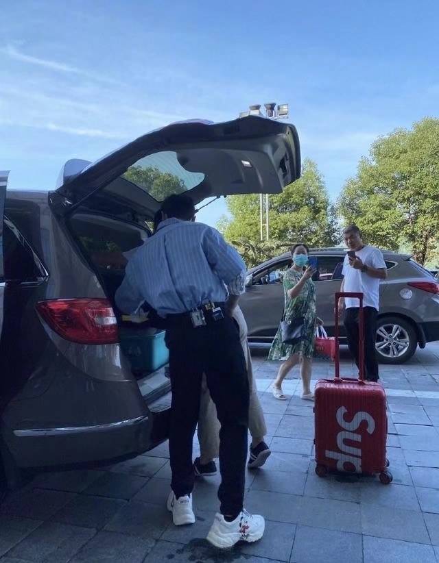 赵丽颖产后接拍首部综艺节目,第一个任务就和黄晓明去买菜_手机搜狐网