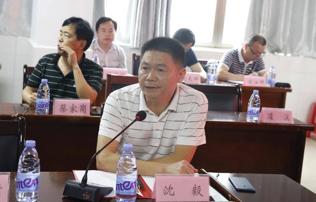 鼎城区卫健局副局长沈毅主持会议