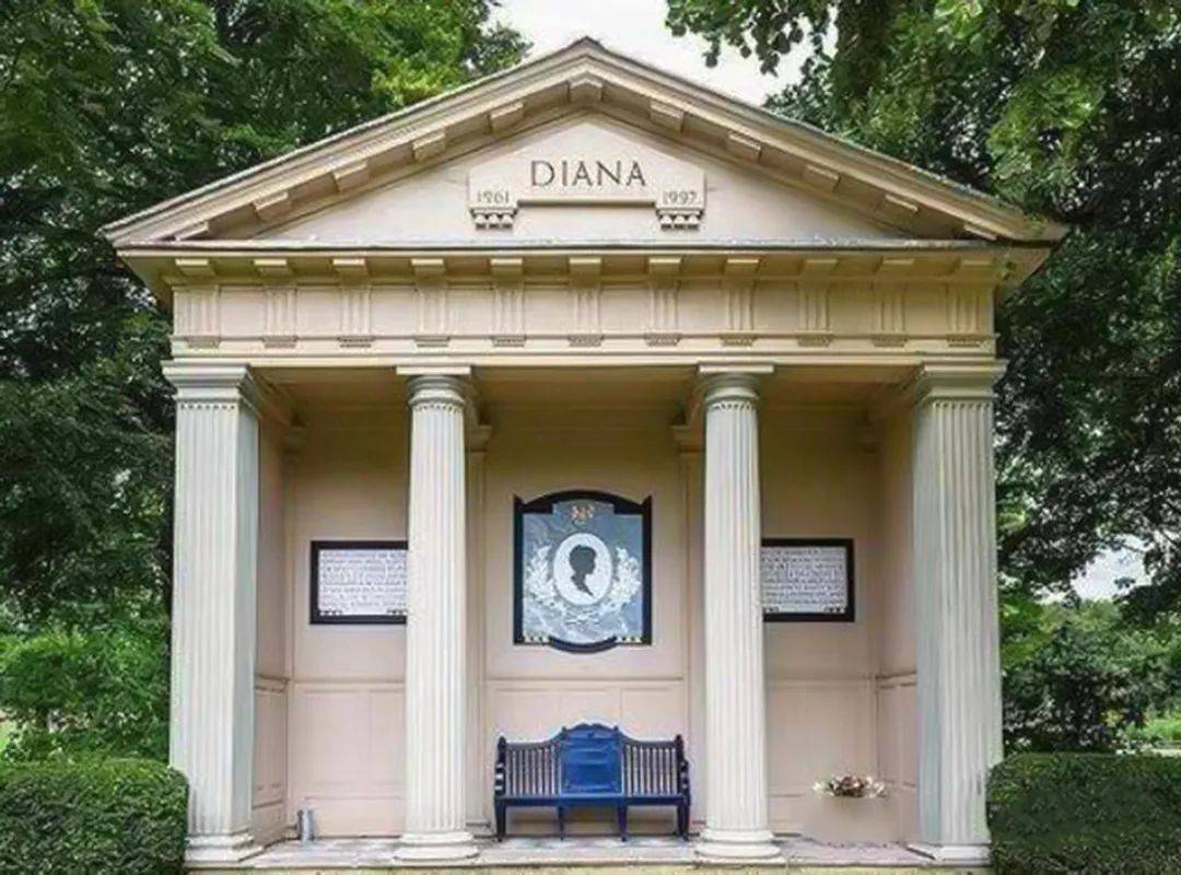 在青草,湖水的交相辉映下,戴安娜王妃纪念碑上刻着她生前的一段话:"