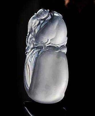 玻璃种翡翠玉最大的特点是透明度最高,几乎到了全透明! 玻璃种翡翠玉最大的特点是透明度最高,几乎到了全透明!