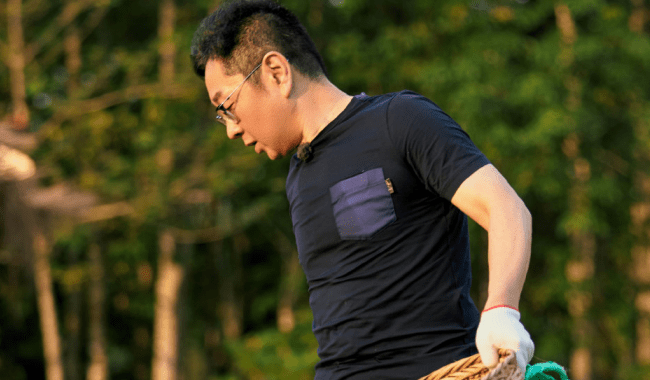 原创新一期《向往的生活》开播,张绍刚分发礼物,情商王何炅却说错话