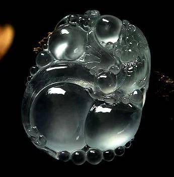 玻璃种翡翠玉最大的特点是透明度最高,几乎到了全透明! 玻璃种翡翠玉最大的特点是透明度最高,几乎到了全透明!