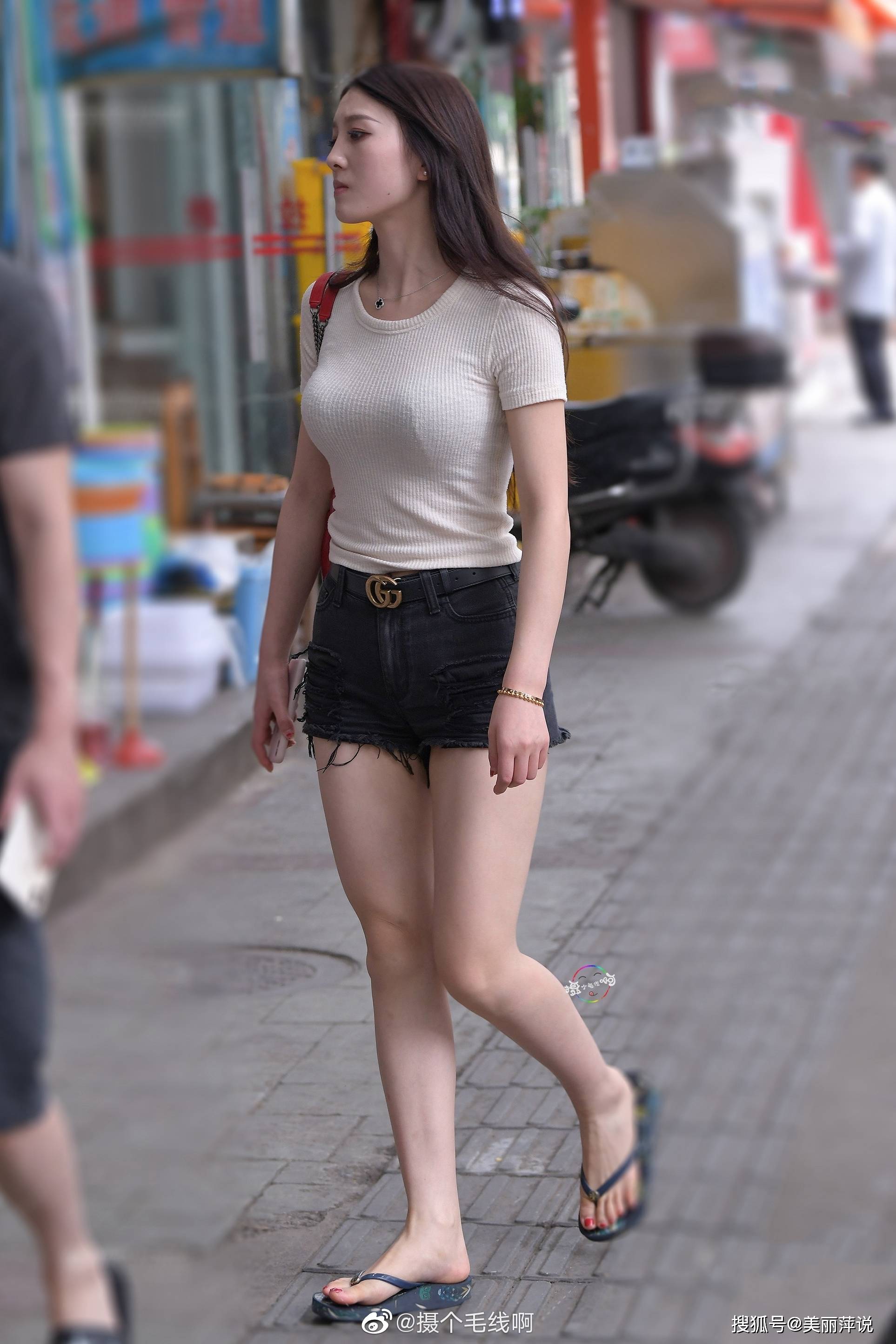 美女街拍小姐姐的肉长对了地方身材好的没话说