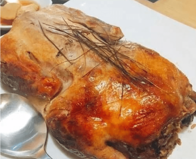 与北京烤鸭不同,硫磺烤鸭的食材要更复杂,如果说前者偏重鸭子本身的