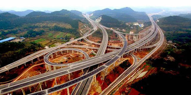 已建成"3向7线"铁路枢纽和"1环9射"高速路网,极大的提高了遂宁作为