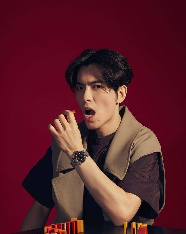 原创萧敬腾这气场也是绝了穿条纹衫配卡其色西装织毛衣也很帅气