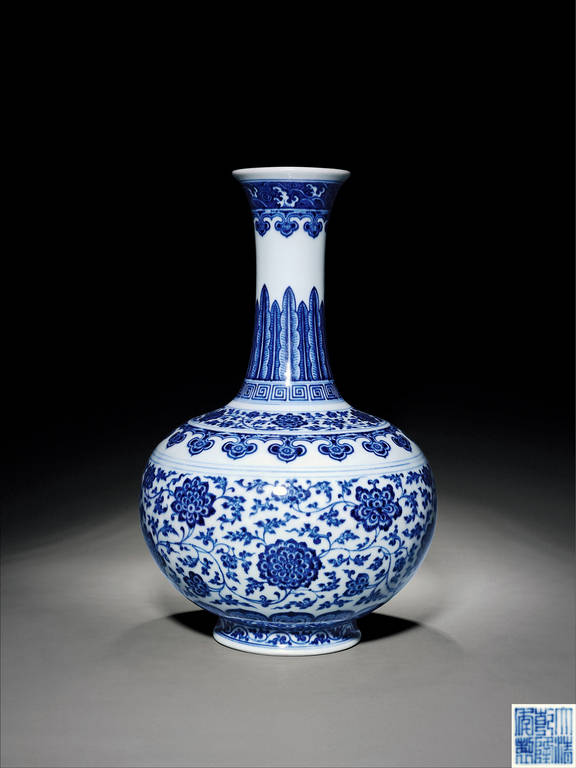 清乾隆 青花缠枝莲纹赏瓶