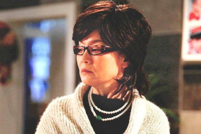 婆婆专业户潘虹:10岁丧父,65岁拒绝朱军,今无儿无女遁入空门