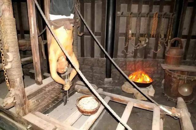 贴加官:一张草纸,痛不欲生 古装电视剧中,我们经常会看到有人被躺绑在