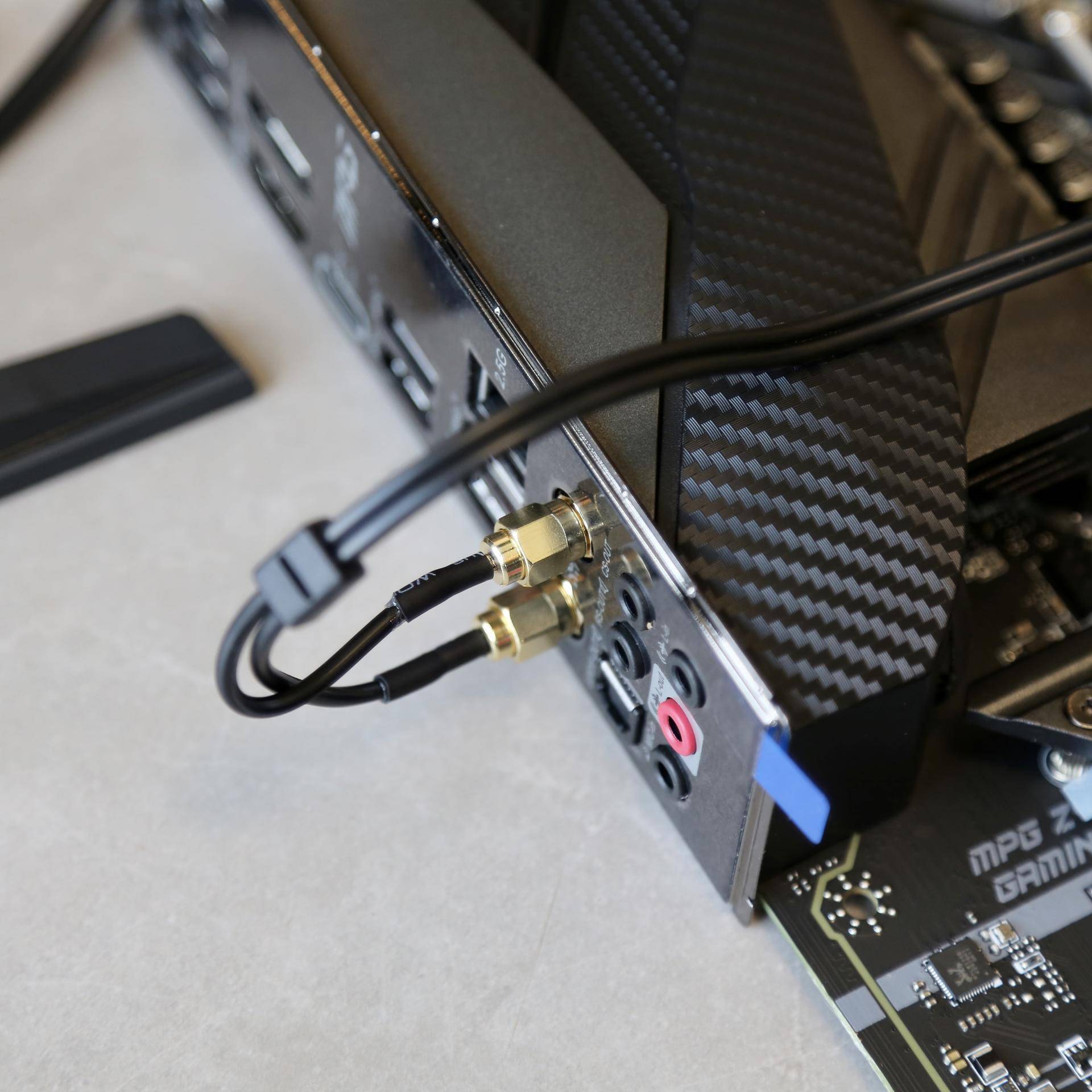 就是这祖传wifi天线虽然很霸气,就是体积实在是有点大,不过底部有磁吸