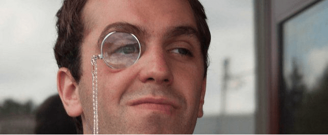 在近代,单片眼镜的普遍戴法是夹鼻式,有的还会栓一条链子用以固定.