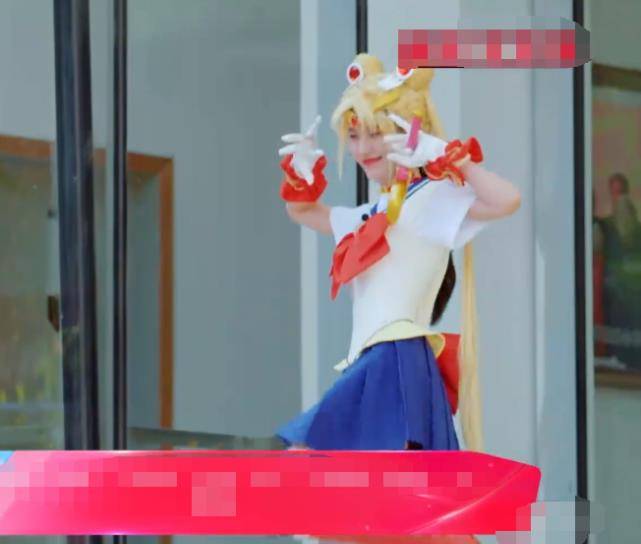 原创鞠婧祎cos水冰月造型,当她亮相那一刻,"电棒腿"谁能顶得住?