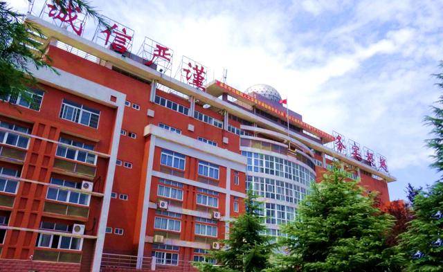 高安二中(一本过线582人,过线率24.92%)