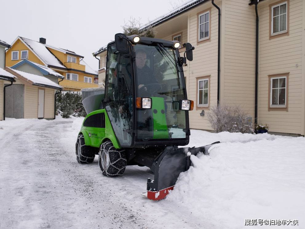 多功能户外小扫如何选择推雪铲和除雪滚刷?