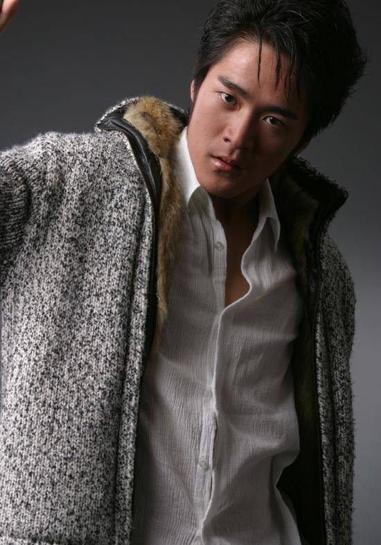 2011年,尚于博徘徊3小时后跳楼自杀,只留下一部手机和18字遗言