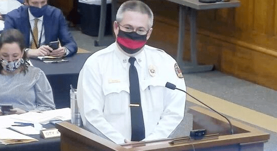 该市市议会随即通过一项法令,规定人们在公共场合必须佩戴口罩