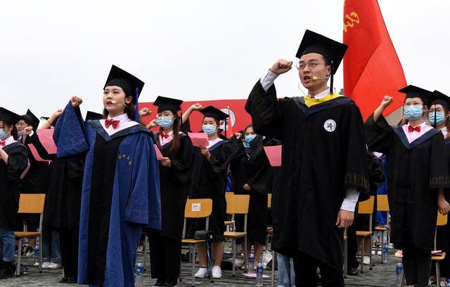 河南这所高校的毕业典礼感动无数人!