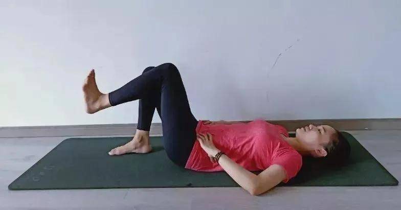 第一组:仰卧交替抬腿练习 要点: 学会腹式呼吸 找到合适呼吸方式后