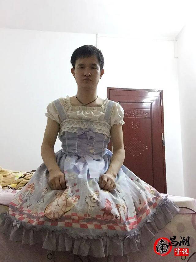 我是南昌东湖区爱穿裙子的男孩陈小杰