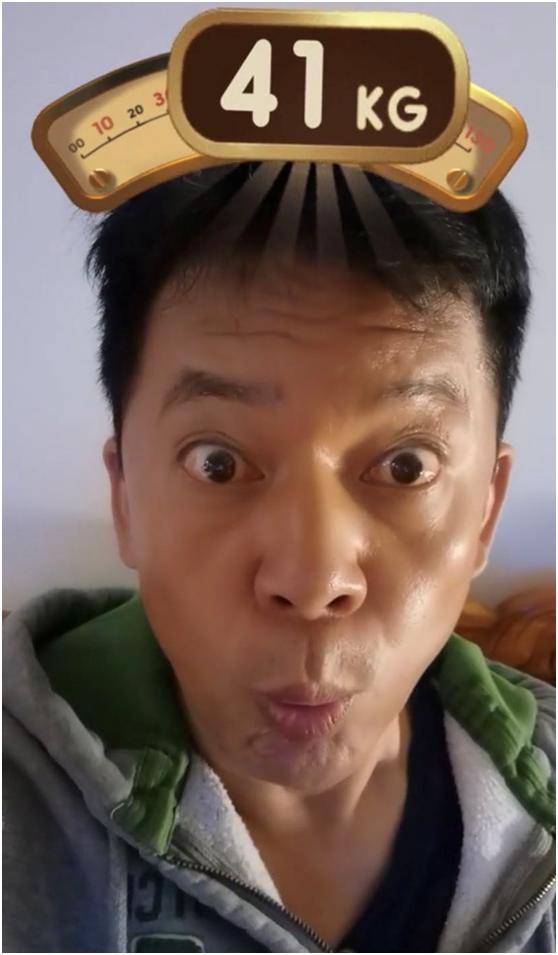 这个视频的特效是这阵子很火的用脸上称,将身材维持得非常好的何政军