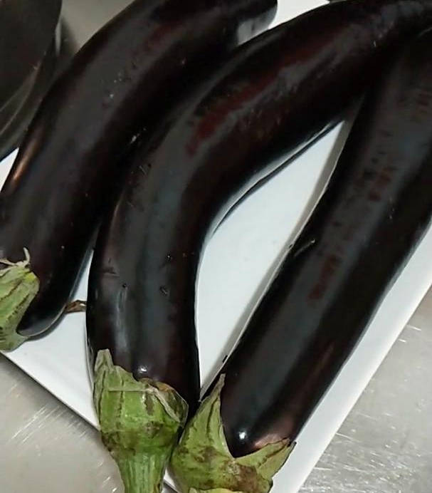 将茄子放在土灶中闷熟,加上一点盐拌着吃,原汁原味真香啊