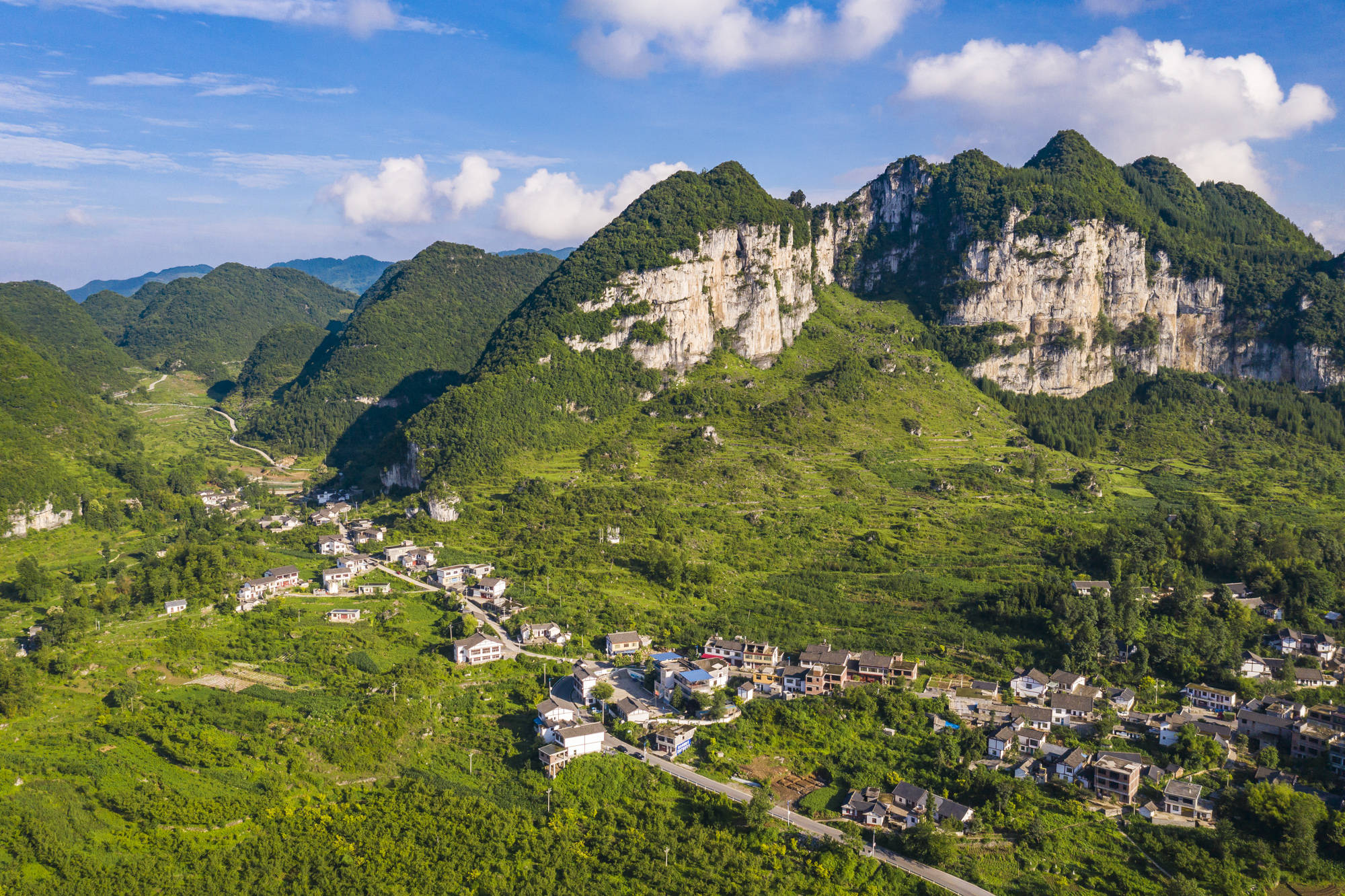 但是行至纳雍县的骔岭镇却有意外发现,在这个小镇的崇山峻岭之中,居然
