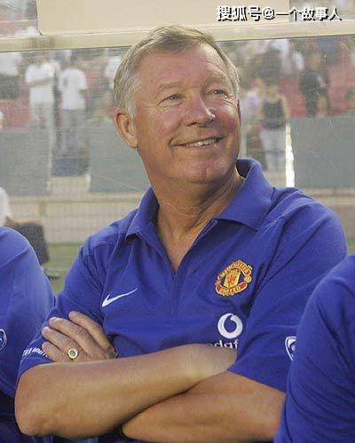 c罗拍了拍杨璞的头,经典一幕出现:曼联有点脏,但跟他们踢太过瘾!