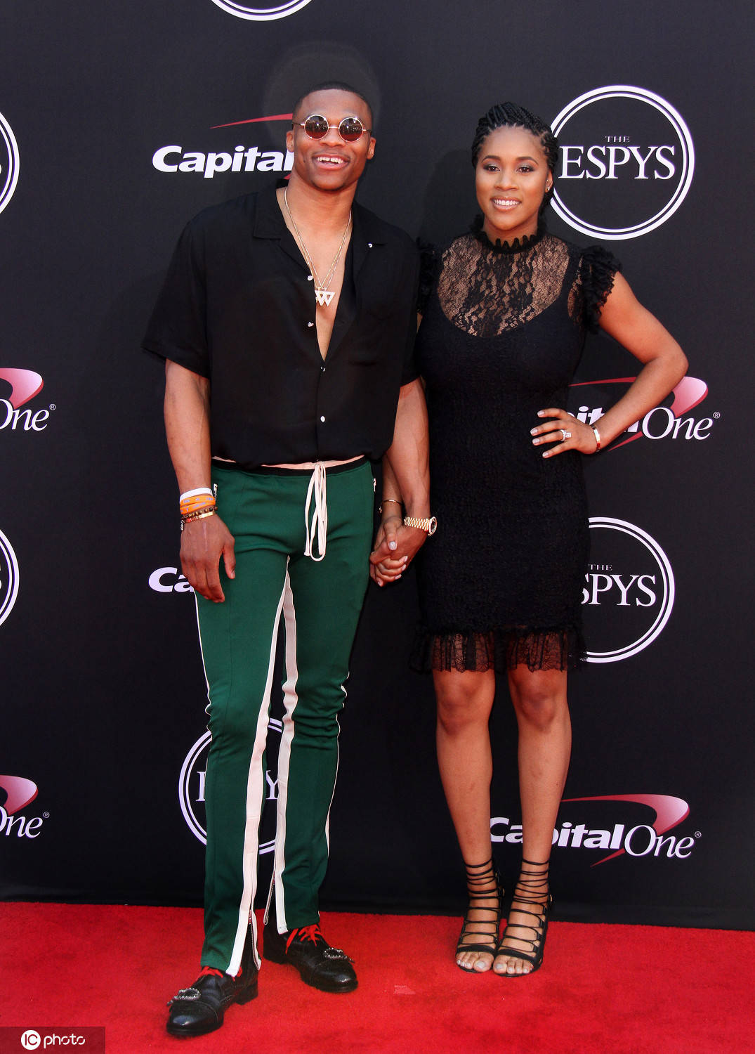 1/ 12 拉塞尔-威斯布鲁克爱妻妮娜(nina earl )曾是篮球运动员,两人在