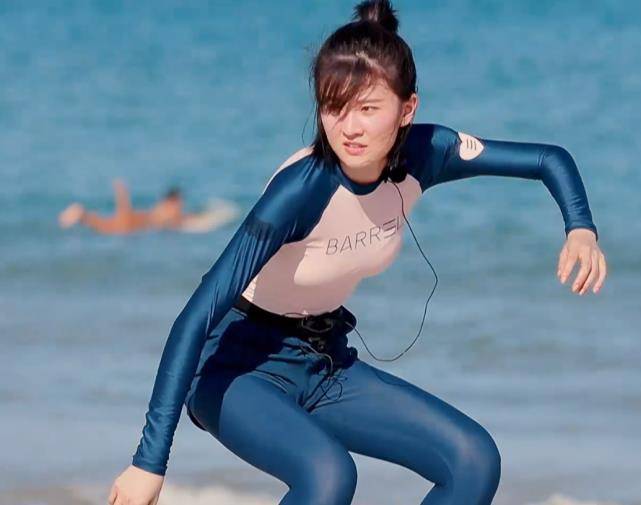 乔欣学习冲浪韩东君说她像老太太过马路练习动作时又帅又飒