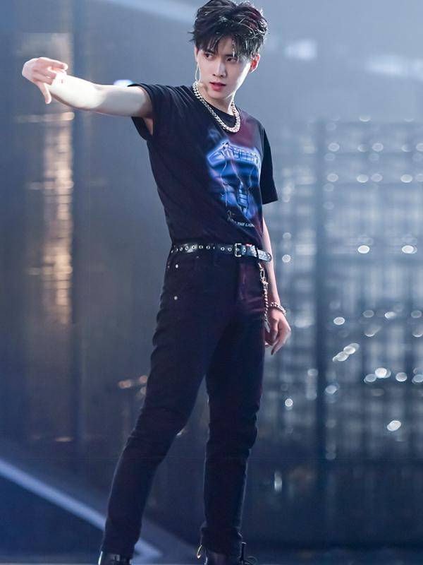 修饰了腰线的同时还为整体服装增添了一种酷意,非常符合任豪身上那种