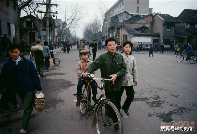 1980年中国 一家三口推着自行车走在街上蛮幸福 搜狐大视野 搜狐新闻