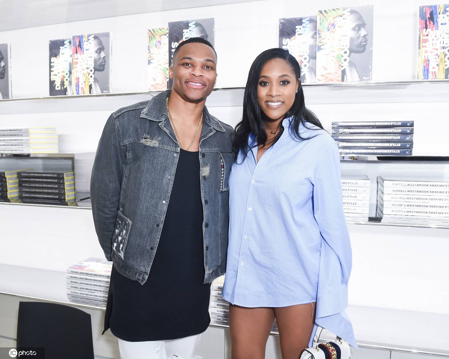 1/ 12 拉塞尔-威斯布鲁克爱妻妮娜(nina earl )曾是篮球运动员,两人在