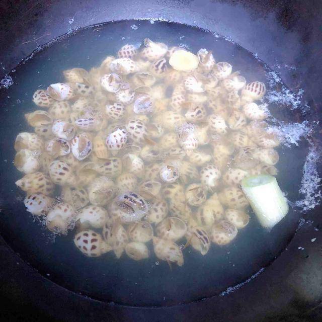 煮熟后花螺上的螺片自己会掉 捞出过冰水 或放冰块里 主要是为了让