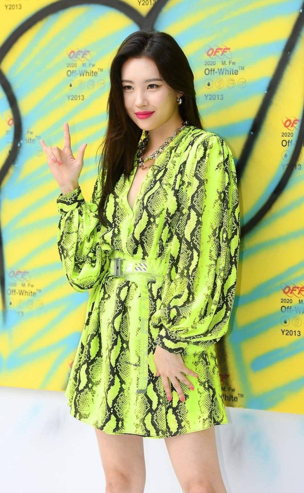 荧光绿本身就是比较亮眼的,李宣美很巧妙地在腰间系