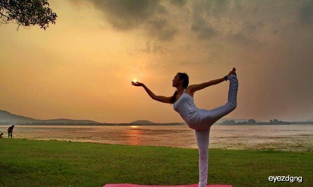 练习瑜伽3年,从平板身材练出s曲线,越南姑娘真厉害_健身