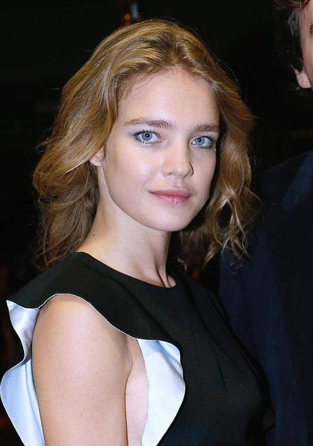 lv太子妃牵太子爷看秀,穿黑色皮草显华贵,生5娃还有细腰太惊艳_水果