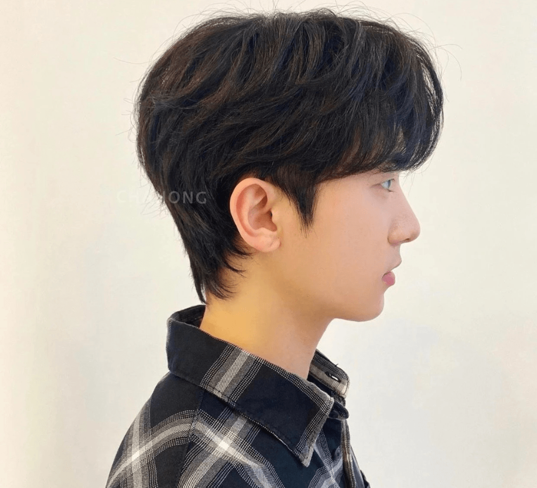 特别长,可以参考下面两幅发型对比图,精神的碎发小寸头才是最好的选择