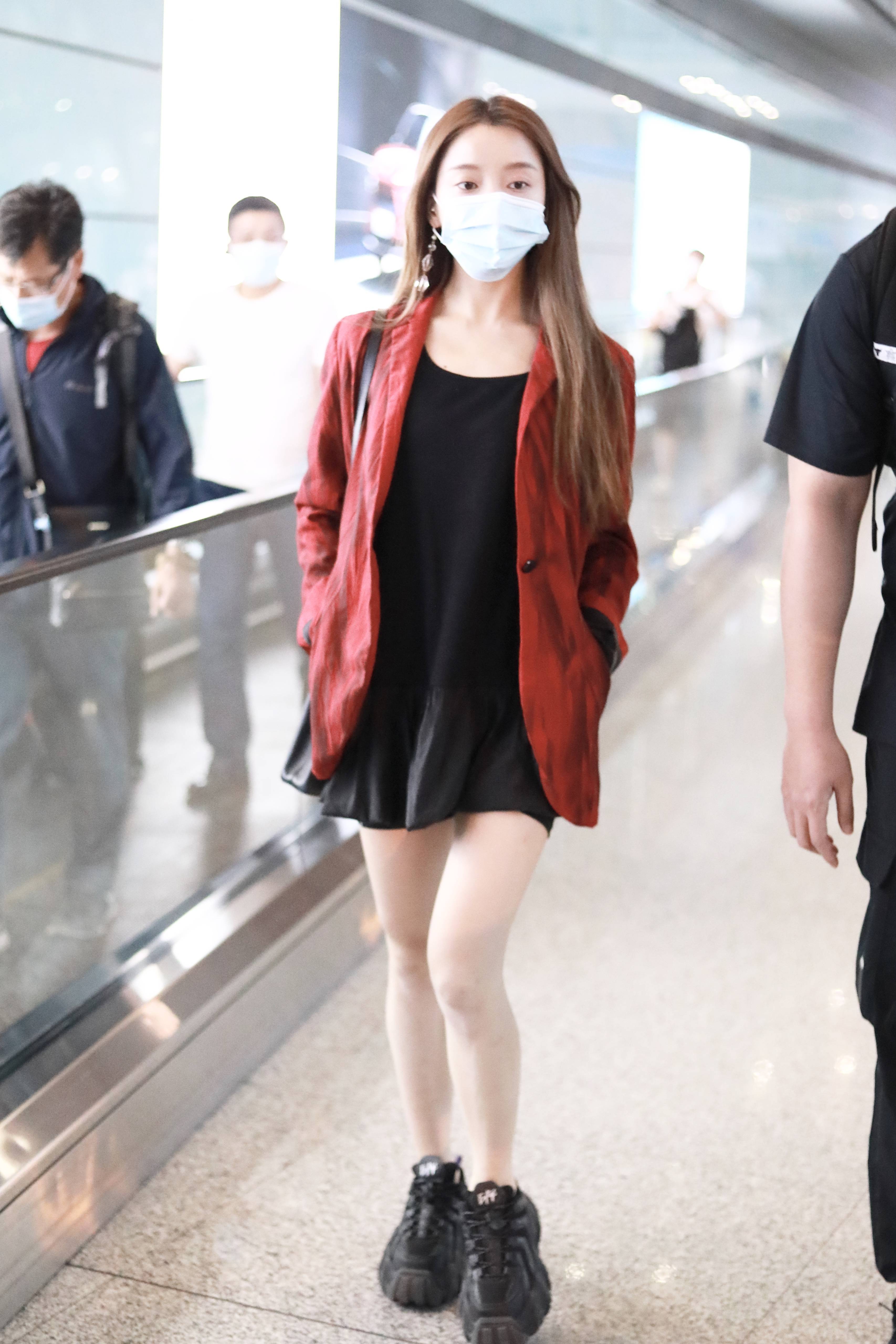 姜贞羽创3发言获任豪直盯甜上热搜穿西装秀美腿撩发超动人