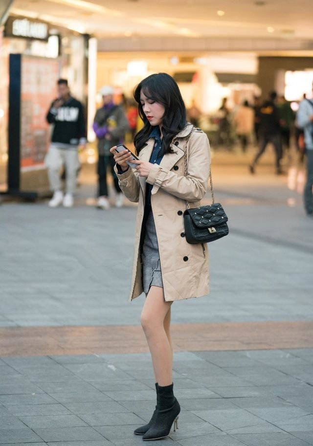 原创街拍,美女搭配浅色牛仔a字裙,清新舒适又时髦