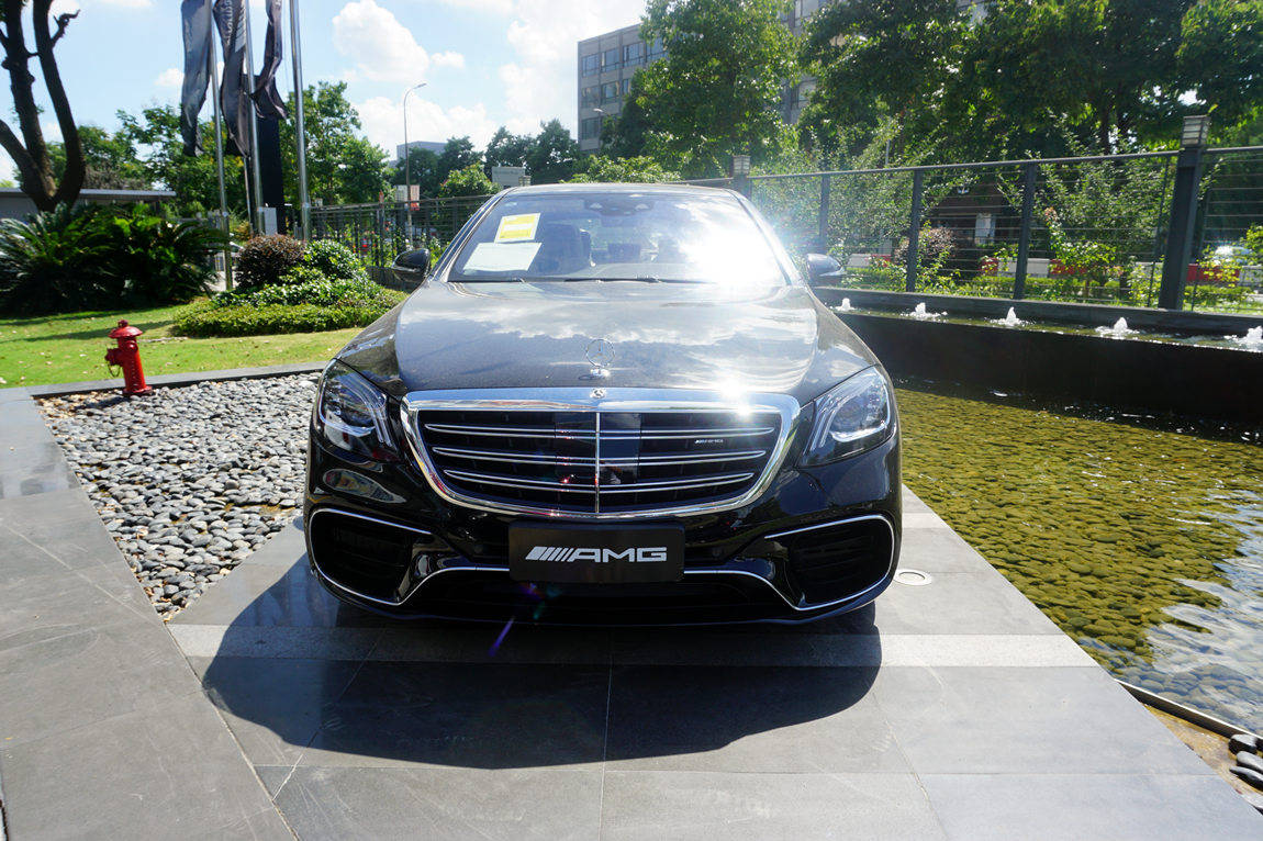 奔驰amg s63l 4matic  黑外棕内