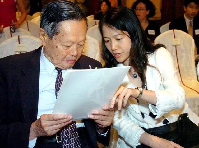 98岁杨振宁最新活动:字迹铿锵有力为大学题名,却不是清华北大!_先生