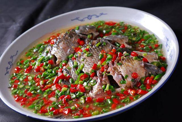 山椒泡鲫鱼,夏天吃起来超级酸爽,大厨分享的配方_青笋