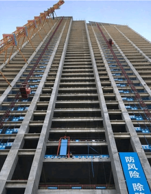 恭喜众邦国贸中心首批单元板块幕墙顺利完成吊装